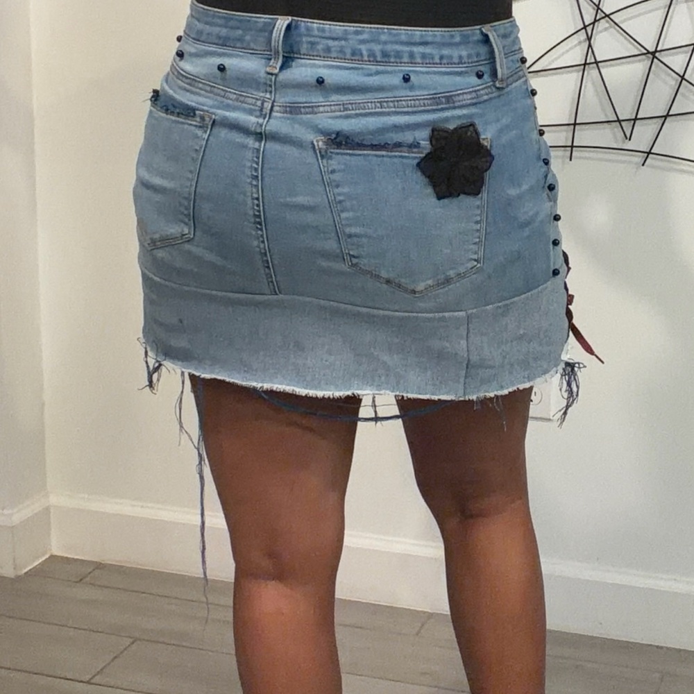 Stylish Denim Skirt with Pink Accents - Picture 3 of 6